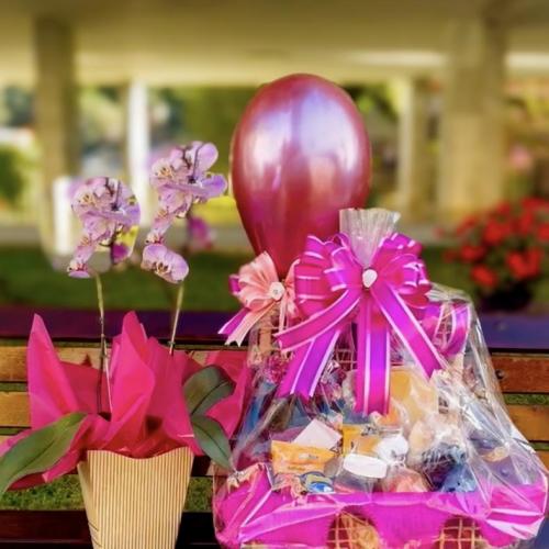 Cesta de Aniversário Balões e Orquídea (Itens Perdomo Doceria Inclusos)R$ 659,00